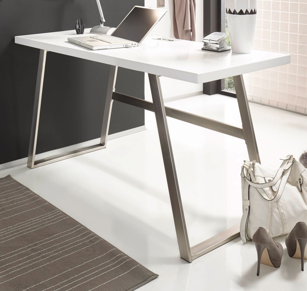 Schreibtisch Andria in matt weiss lackiert Laptoptisch für Homeoffice und Büro 140 x 60 cm