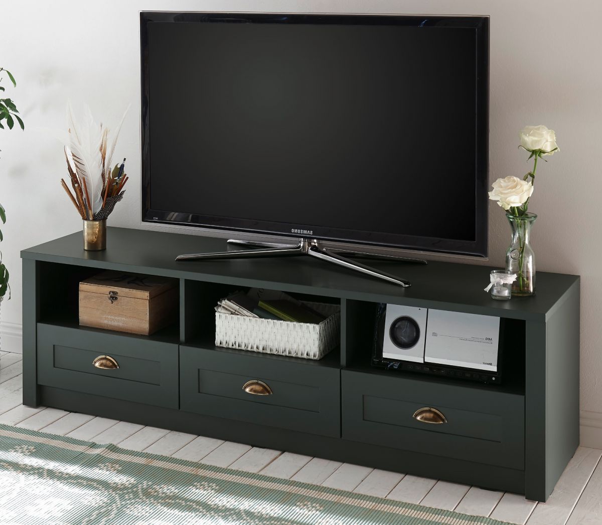TV-Lowboard Forres in grün Landhaus TV Unterteil mit Komforthöhe 158 x 47 cm