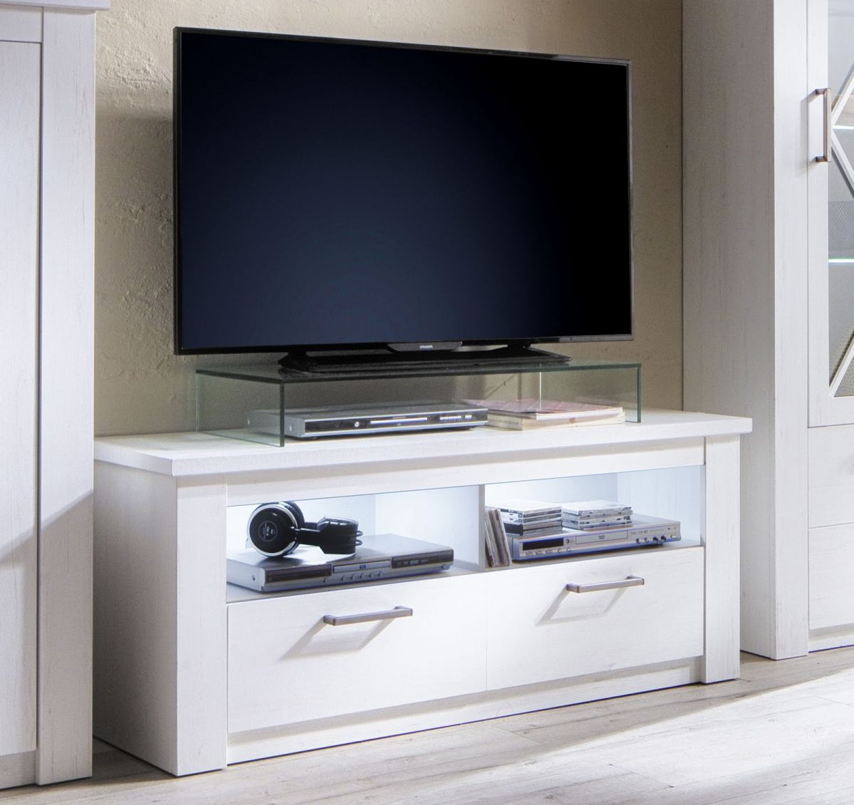 TV-Lowboard Georgia in Pinie Struktur weiss Dekor Unterteil 139 x 58 cm Fernsehtisch im Landhausstil